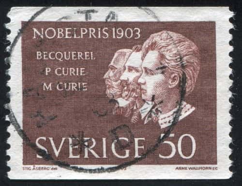 Selo sueco em homenagem aos ganhadores do prêmio Nobel de Física de 1903: Becquerel e casal Curie.